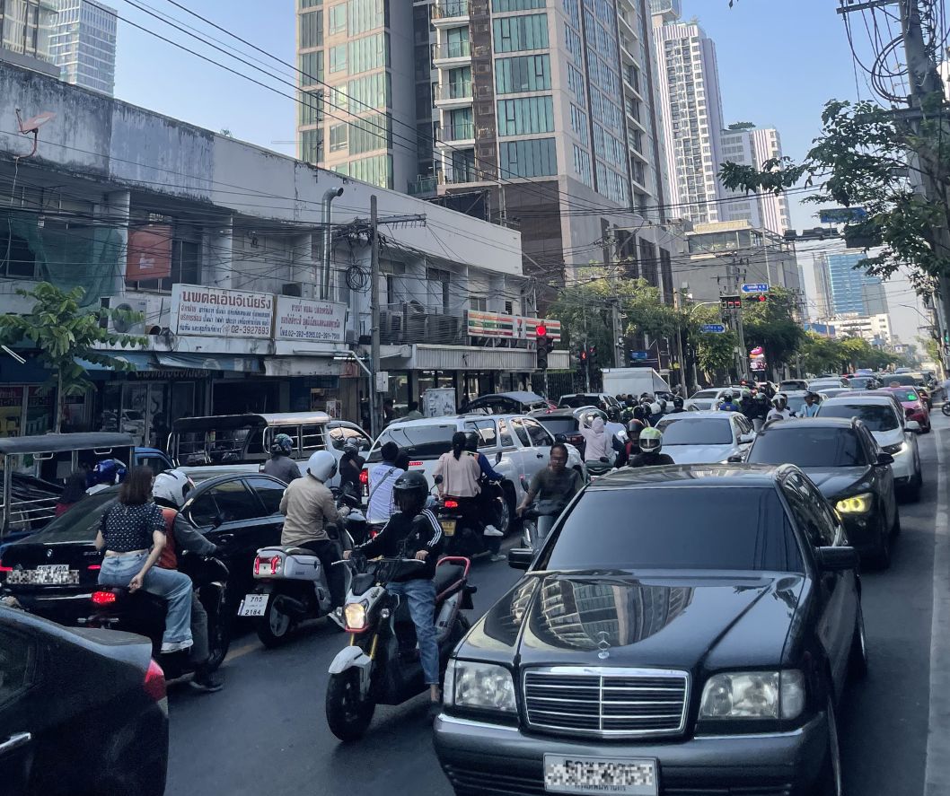 從一場車禍看見的教育彈性：我在曼谷學會的「遲到課」 @IamLily2.0 | 曼谷移居與 AI 創作